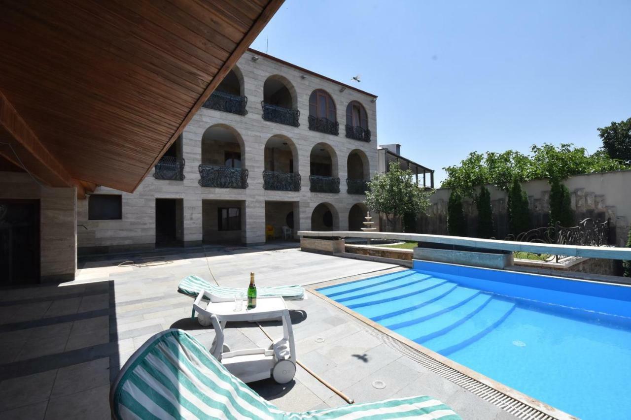 יירבאן A Royal Luxury Villa In Center With Two Swimming Pools, Sauna And Jacuzzi. מראה חיצוני תמונה